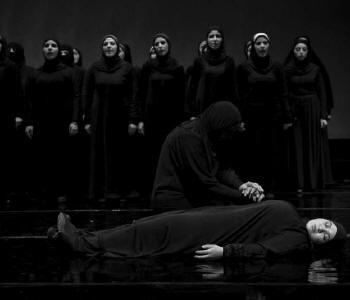 Refugiadas sírias participam de peça de teatro sobre tragédia grega