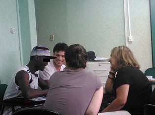 Refugiados têm aula de Português e querem construir nova vida no Brasil