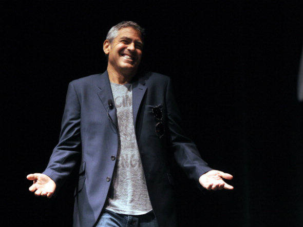 Para arrecadar doações, George Clooney oferece uma noite ao seu lado
