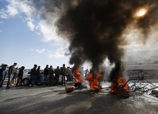 Greve de funcionários da ONU gera protesto de refugiados palestinos