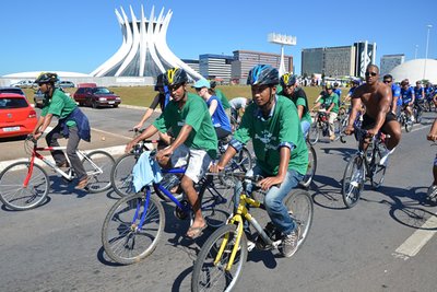 Refugiados ganham bicicletas e pedalam em Brasília para celebrar integração e solidariedade