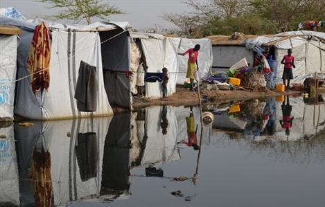 Sudão do Sul: primeiras chuvas agravam as condições de vida e aumentam riscos de doenças no Campo de Tomping, em Juba