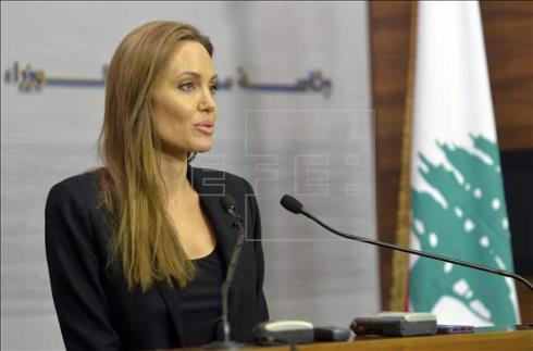 Angelina Jolie faz campanha na Bósnia contra violência sexual