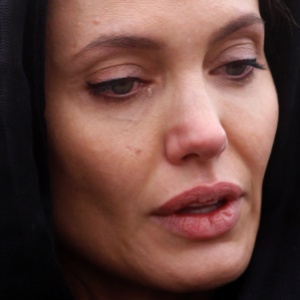 Angelina Jolie chora ao falar com vítimas de estupro na Guerra da Bósnia