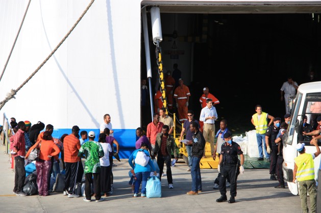 Itália não quer ver os imigrantes que costuram suas bocas