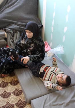 Depois de 600 dias sitiada, família síria depende de ajuda da ONU para sobreviver