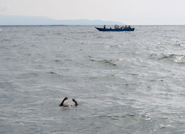 Naufrágio de barco de refugiados deixa ao menos 98 mortos no Congo