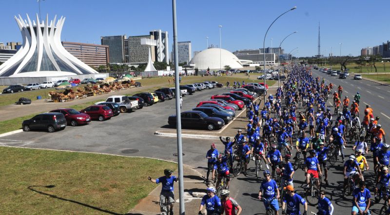 Passeio ciclístico reúne 2,8 mil pessoas na Esplanada