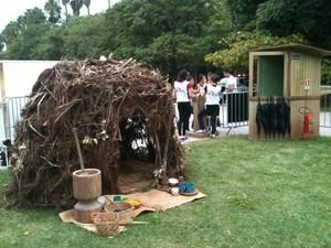 Exposição de ONG simula campo de refugiados em parque de Porto Alegre