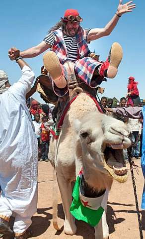 Palhaço espanhol faz refugiados palestinos rirem em meio a conflito