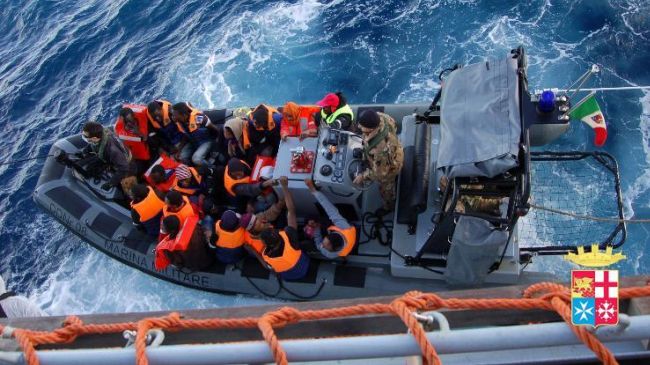 Marinha italiana salva centenas de imigrantes no Mediterrâneo