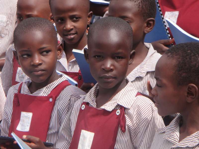 Lâmpadas Solares Em Uganda