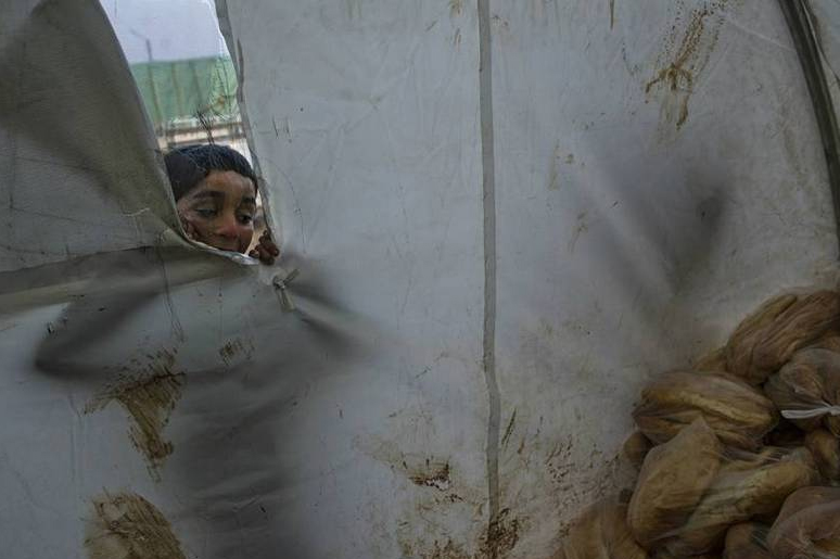 Fotos retratam o cotidiano de sofrimento vivido por refugiados sírios nas fronteiras do país