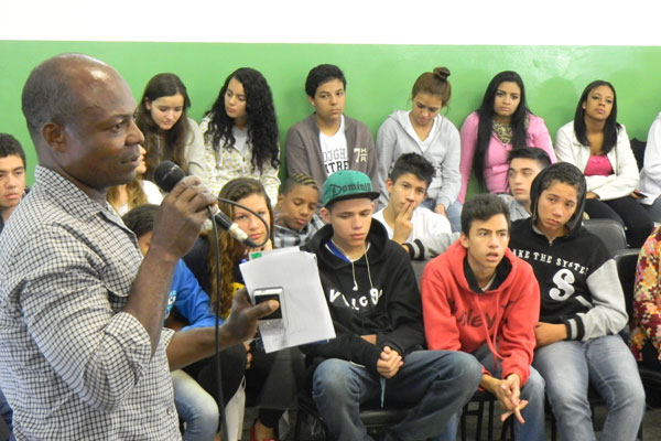 Imigrantes trocam conhecimentos com estudantes em escola pública