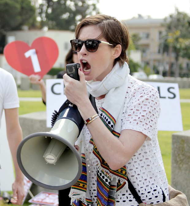 Anne Hathaway protesta contra sequestro de meninas nigerianas