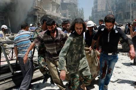 Radicais e rebeldes na Síria recrutam crianças para a frente de batalha, acusa organização de direitos humanos