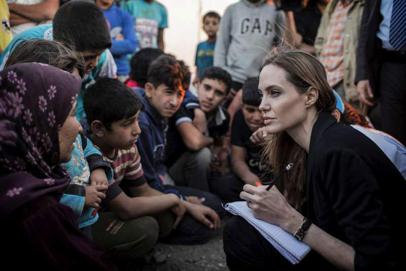 Angelina Jolie, enviada especial do ACNUR, pede o fim do estupro como arma de guerra
