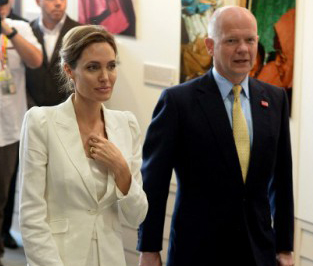 Angelina Jolie, agora dama da realeza britânica, participa de Cúpula Global contra abuso sexual
