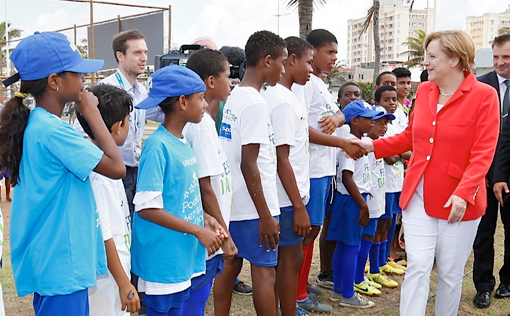 Angela Merkel se encontra com 150 crianças de projeto sobre esporte seguro e inclusivo