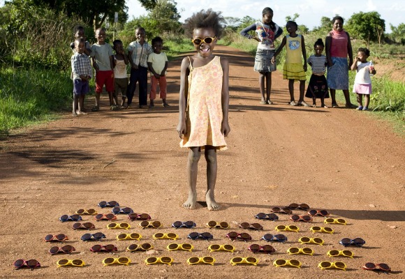 Crianças felizes, brinquedos com história