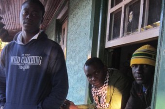 Diagne (em pé) e outro colega senegalês no interior do Paraná