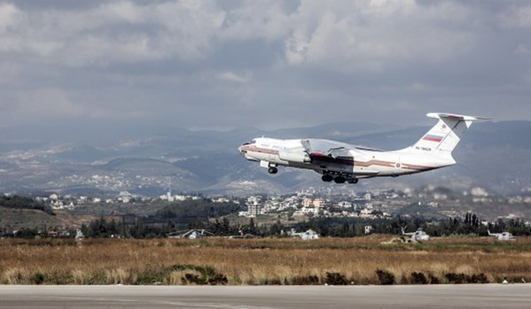 Avião leva ajuda humanitária e evacua cidadãos russos da Síria