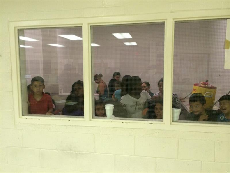 Imagens de crianças imigrantes mexicanas presas em “gaiolas” nos EUA geram revolta