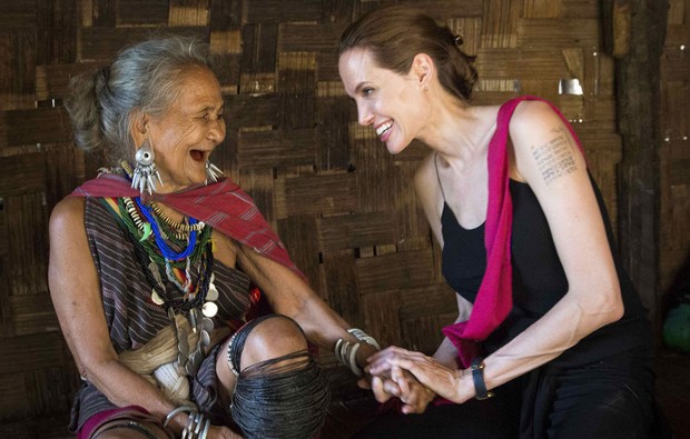 Angelina Jolie visita campo de refugiados em Myanmar