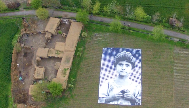 Retrato gigante de criança no Paquistão lembra mortos por drones dos EUA