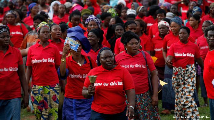 Meninas completam 100 dias em cativeiro na Nigéria