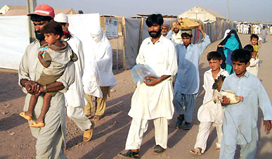 Combates no Paquistão obrigam civis a fugir