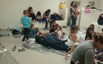 EUA aceleram deportações para conter fluxo de menores