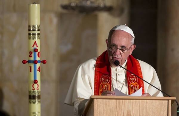 Papa pede fim de ataques e diz pensar nas crianças