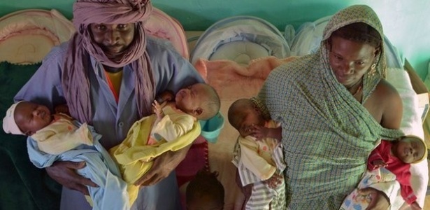 Refugiada do Mali dá à luz quadrigêmeos após travessia de deserto