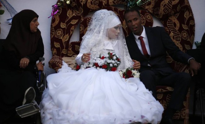 Casal celebra casamento em escola para refugiados na Faixa de Gaza
