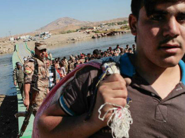 Milhares de sírios chegam à fronteira turca fugindo do EI