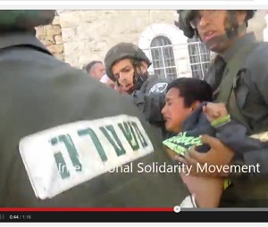 Vídeo mostra detenção de menino de sete anos por soldados israelenses