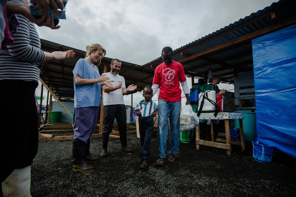 Psicóloga conta sua relação com menino doente pelo Ebola na Libéria