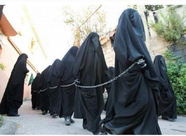 Crianças são recrutadas para serem terroristas e mulheres cristãs são vendidas como escravas sexuais pelo ISIS