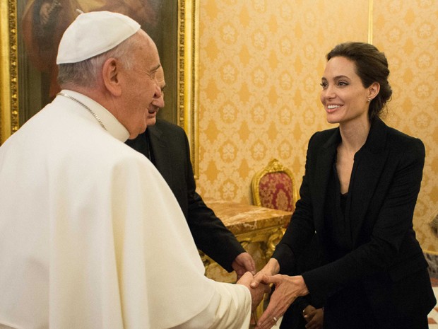 Angelina Jolie encontra o papa após exibição de ‘Invencível’ no Vaticano