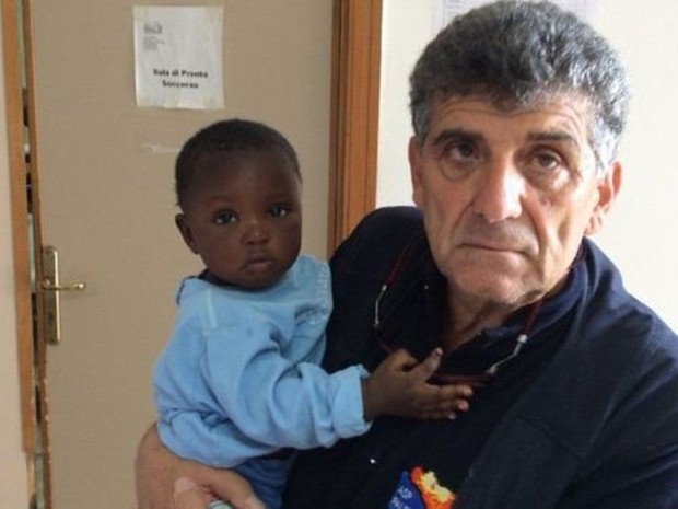 Bebê refugiada comove a Itália após perder a mãe em naufrágio
